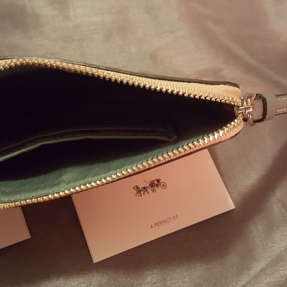 Coach Camo Floral wristlet - Picture 5 of 5